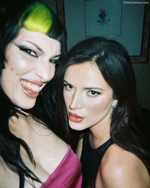 Bella Thorne photo 9 of 3680