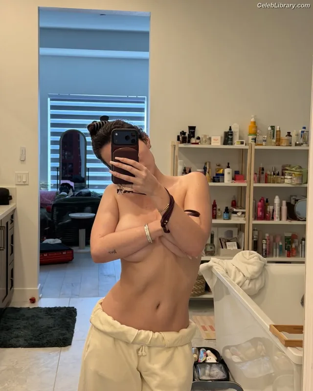 Bella Thorne photo 12 of 3680