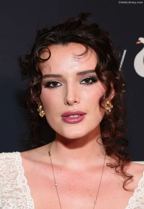 Bella Thorne photo 21 of 3680