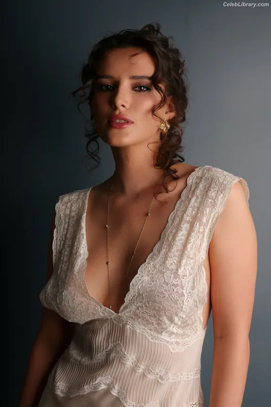 Bella Thorne photo 3 of 3680