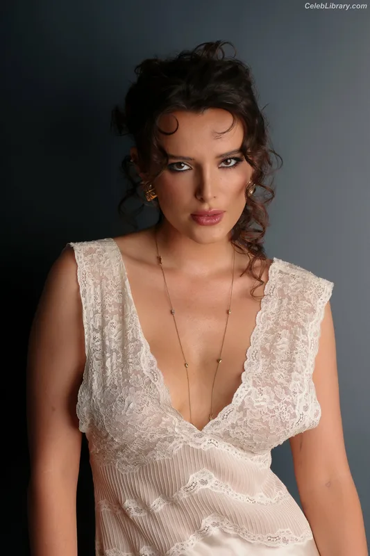 Bella Thorne photo 6 of 3680