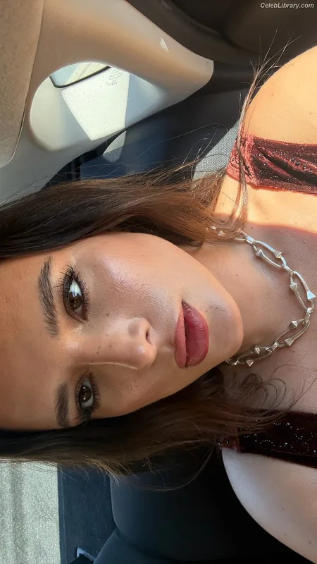 Bella Thorne photo 4 of 3680