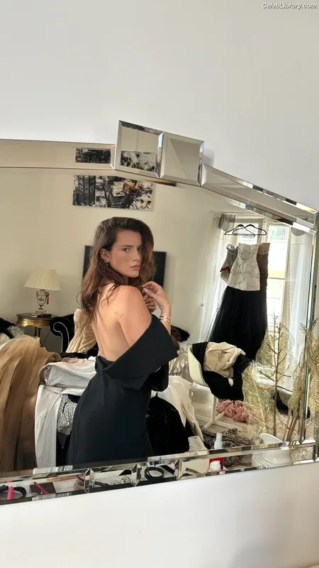 Bella Thorne photo 10 of 3680