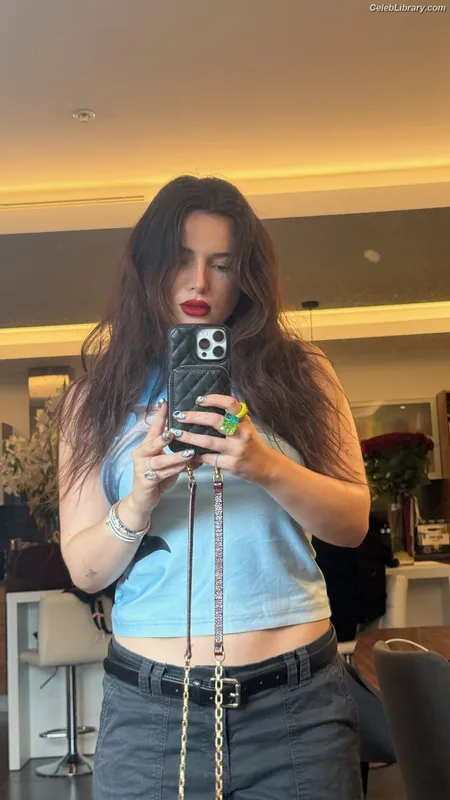 Bella Thorne photo 9 of 3680