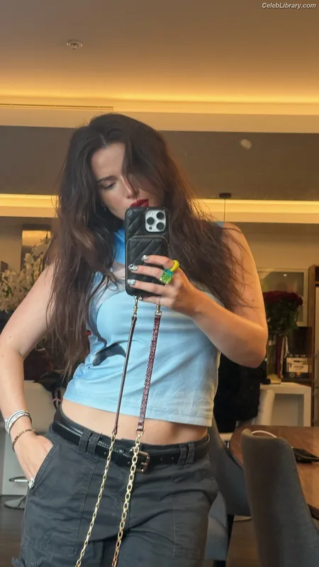 Bella Thorne photo 10 of 3680