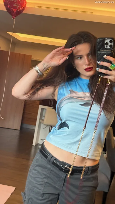 Bella Thorne photo 11 of 3680