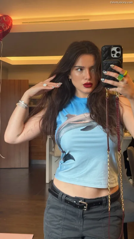 Bella Thorne photo 12 of 3680