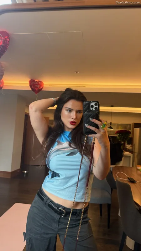 Bella Thorne photo 14 of 3680