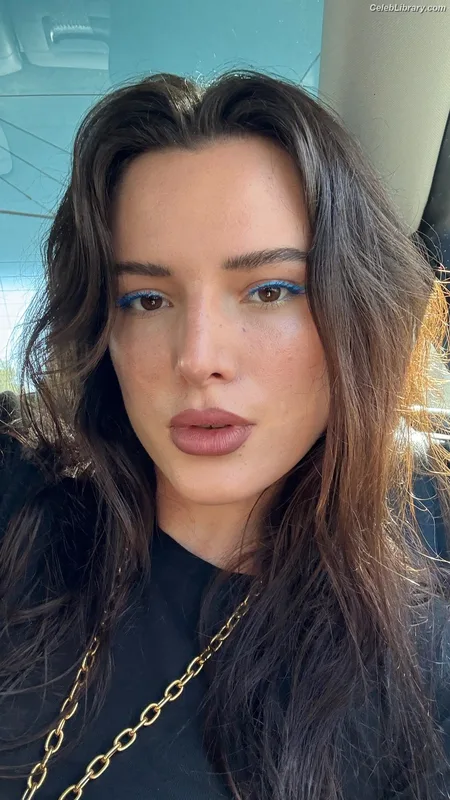 Bella Thorne photo 20 of 3680