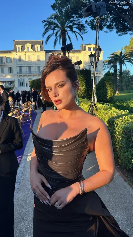 Bella Thorne photo 10 of 3680