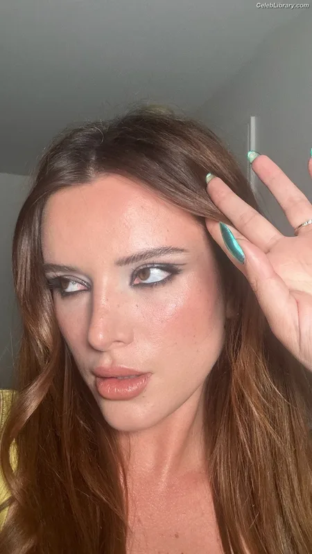 Bella Thorne photo 14 of 3680