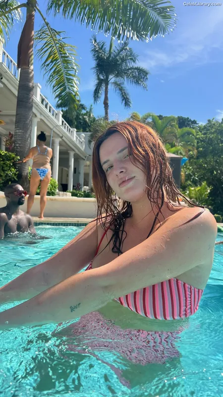 Bella Thorne photo 4 of 3680