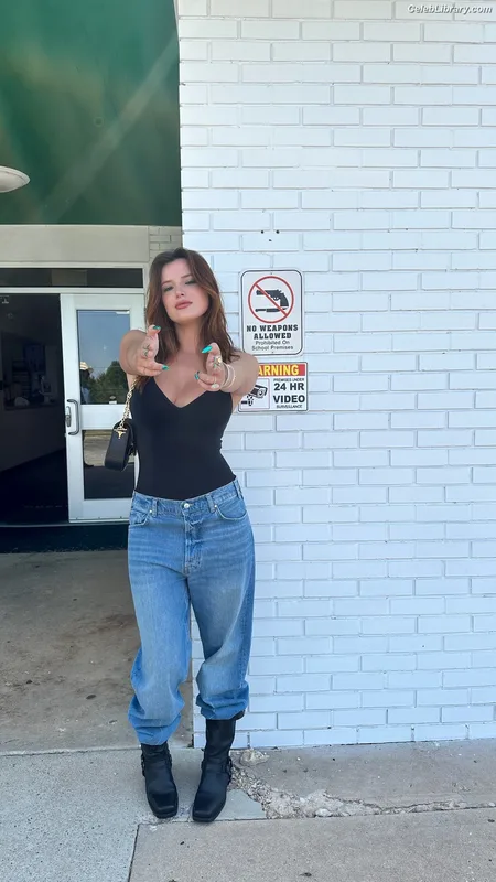 Bella Thorne photo 7 of 3680