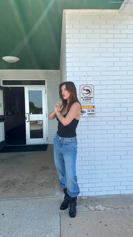 Bella Thorne photo 9 of 3680