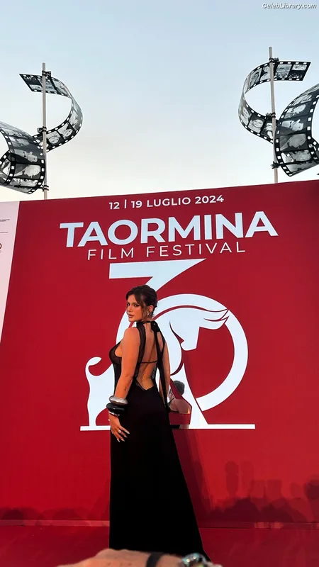 Bella Thorne photo 20 of 3680