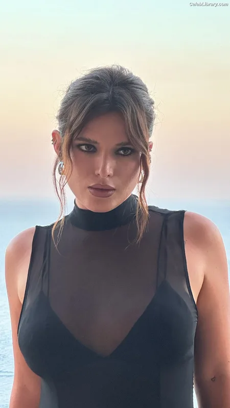 Bella Thorne photo 2 of 3680