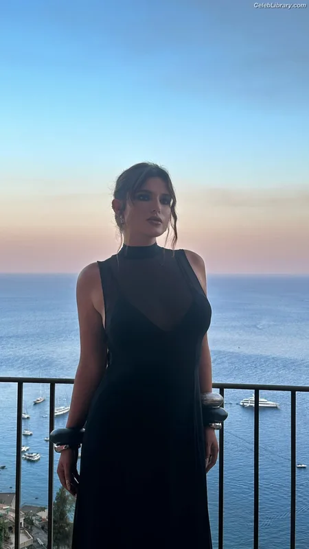 Bella Thorne photo 4 of 3680