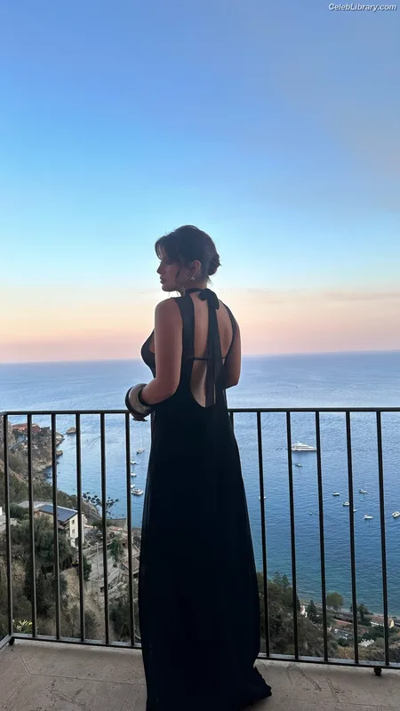 Bella Thorne photo 5 of 3680
