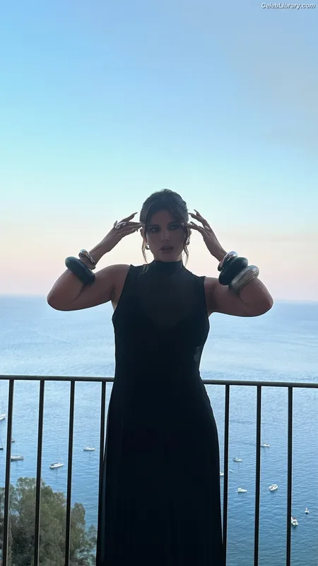 Bella Thorne photo 6 of 3680
