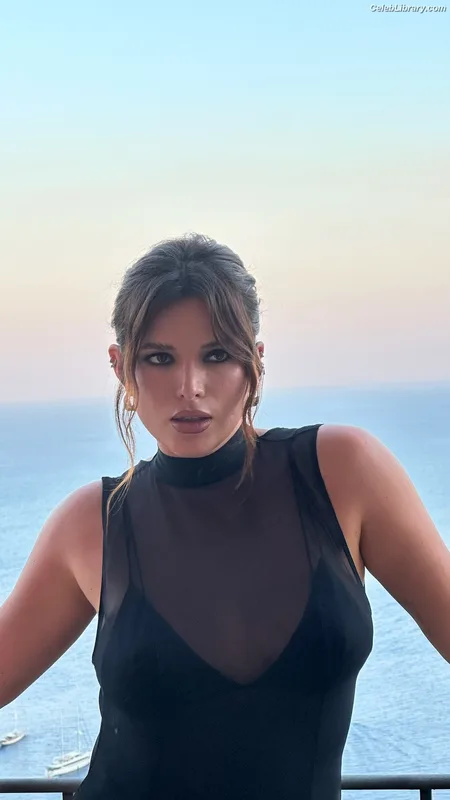 Bella Thorne photo 7 of 3680