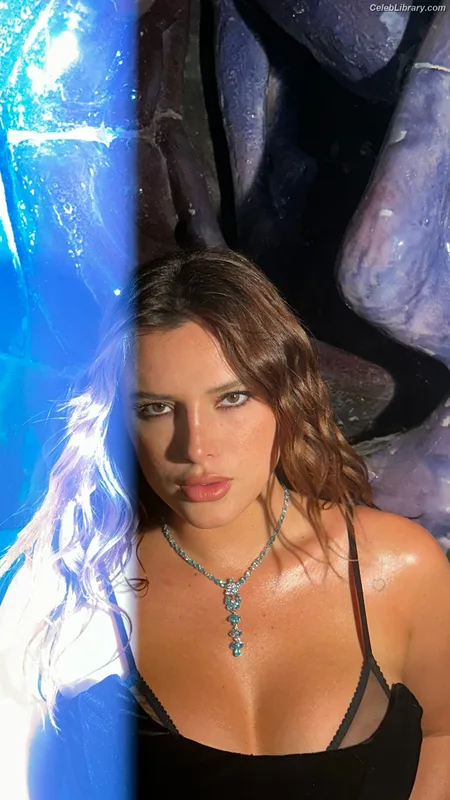 Bella Thorne photo 21 of 3680