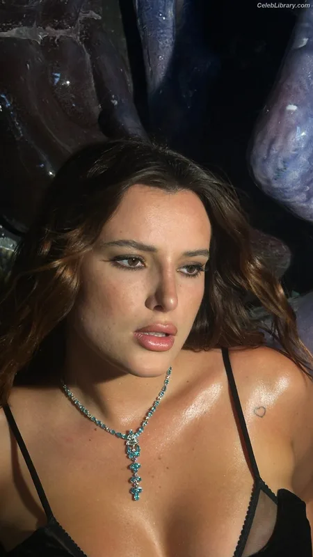 Bella Thorne photo 1 of 3680