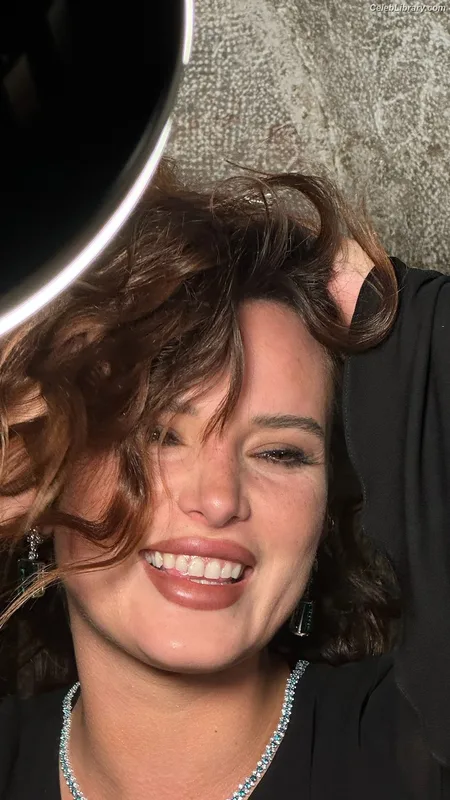 Bella Thorne photo 10 of 3680