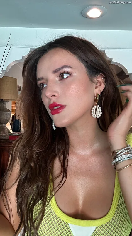 Bella Thorne photo 1 of 3680