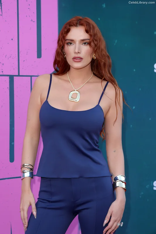 Bella Thorne photo 3 of 3680