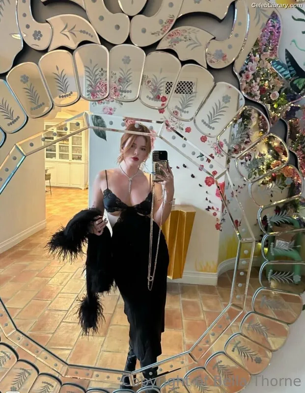 Bella Thorne photo 4 of 3680