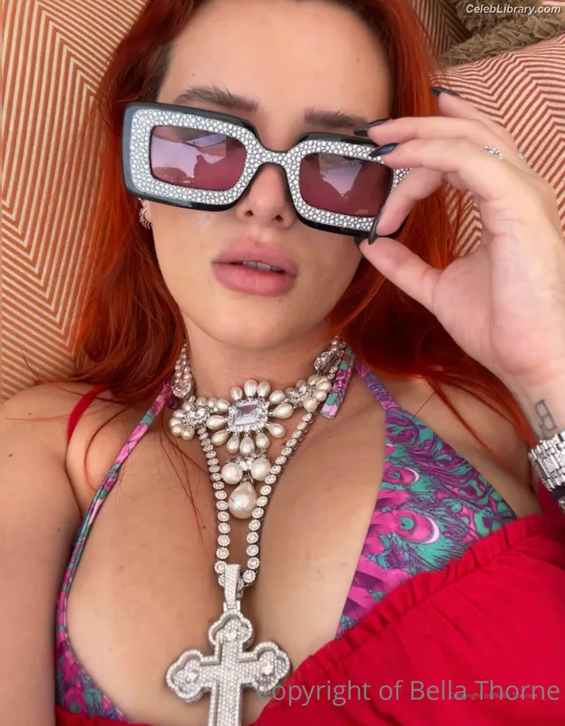 Bella Thorne photo 5 of 3680