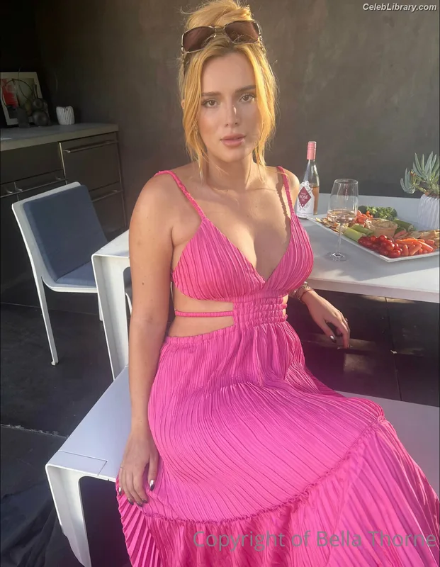 Bella Thorne photo 6 of 3680
