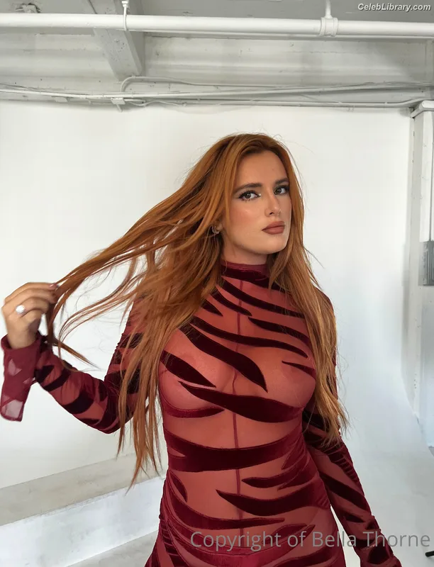 Bella Thorne photo 11 of 3680
