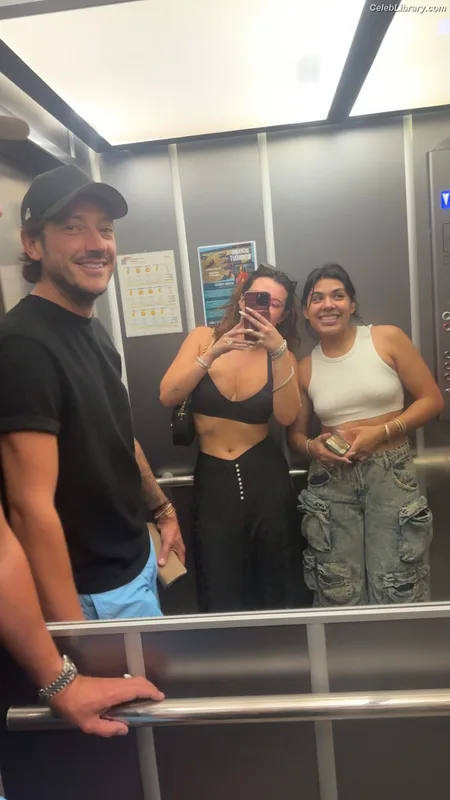 Bella Thorne photo 2 of 3680