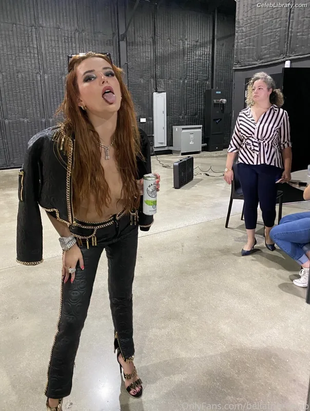 Bella Thorne photo 4 of 3680