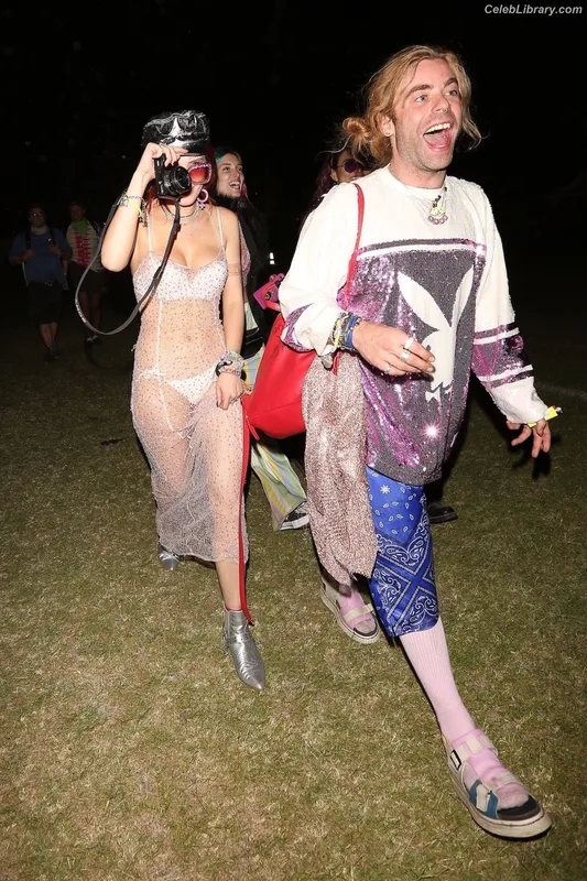 Bella Thorne photo 3 of 3680