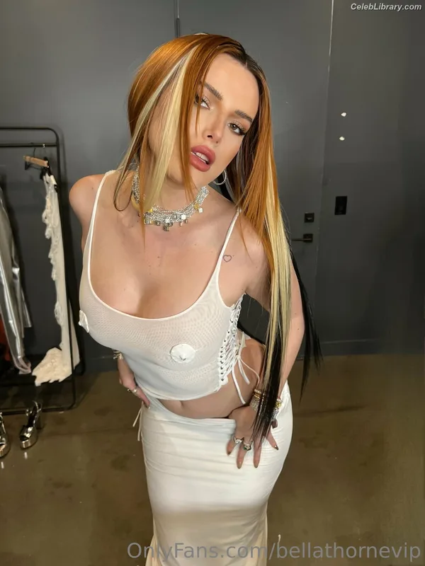 Bella Thorne photo 5 of 3680
