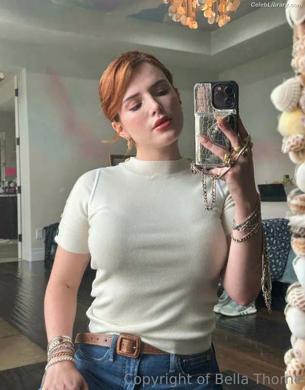 Bella Thorne photo 6 of 3680
