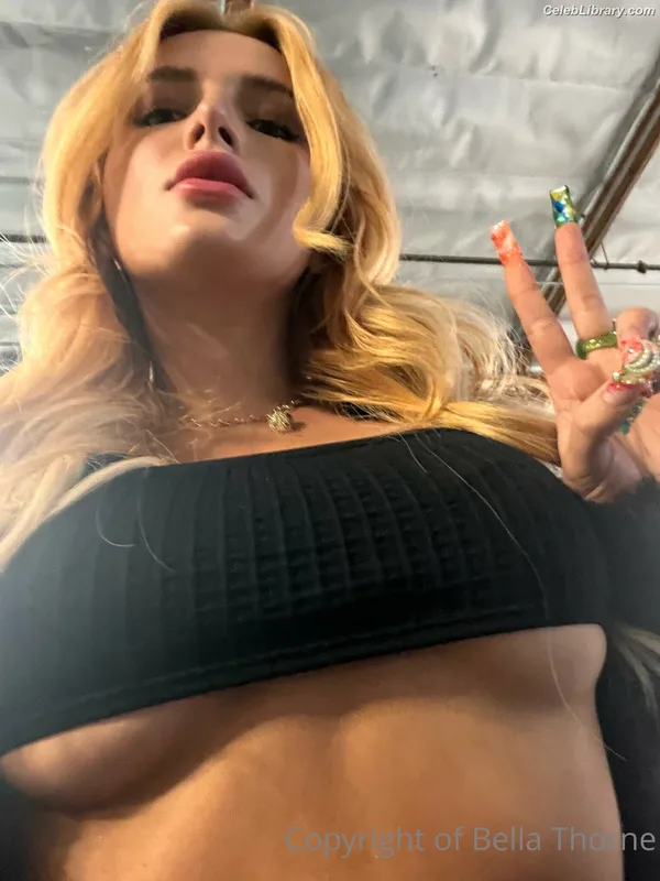 Bella Thorne photo 19 of 3680
