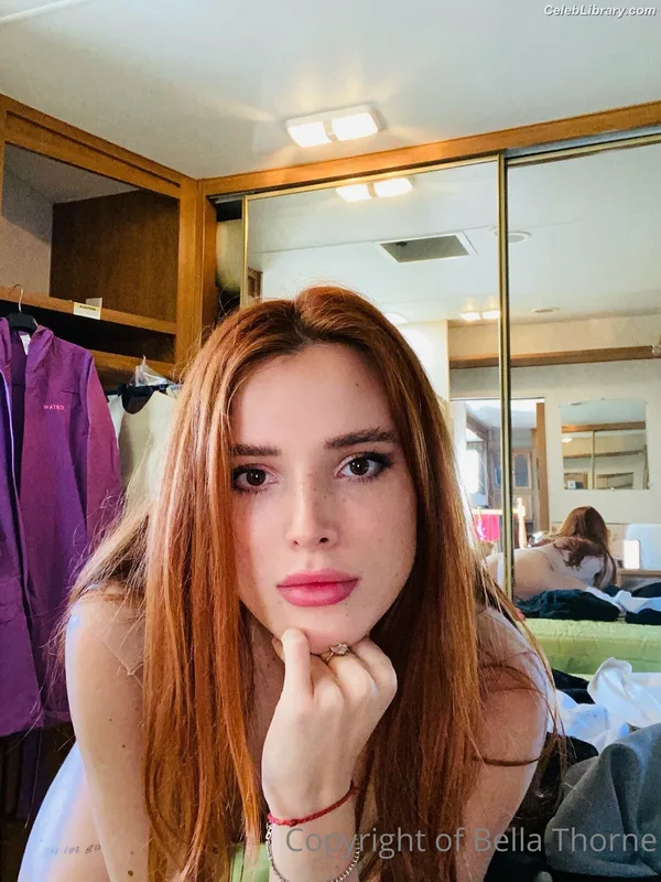 Bella Thorne photo 4 of 3680