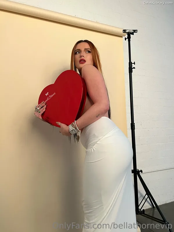 Bella Thorne photo 12 of 3680