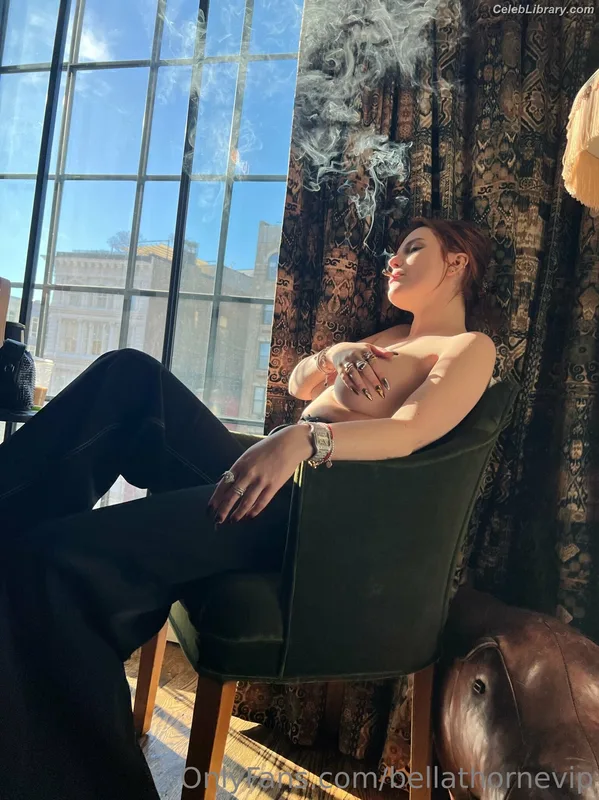 Bella Thorne photo 1 of 3680