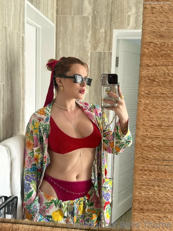 Bella Thorne photo 4 of 3680