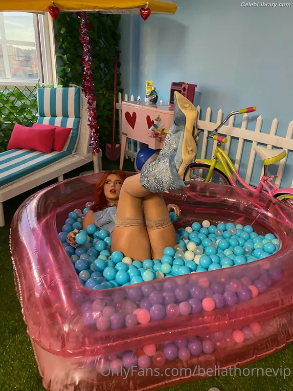 Bella Thorne photo 9 of 3680