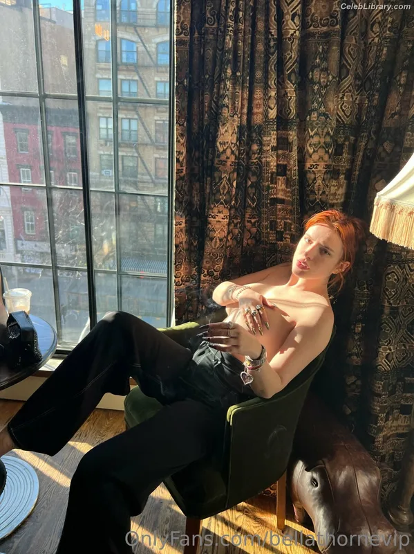 Bella Thorne photo 11 of 3680