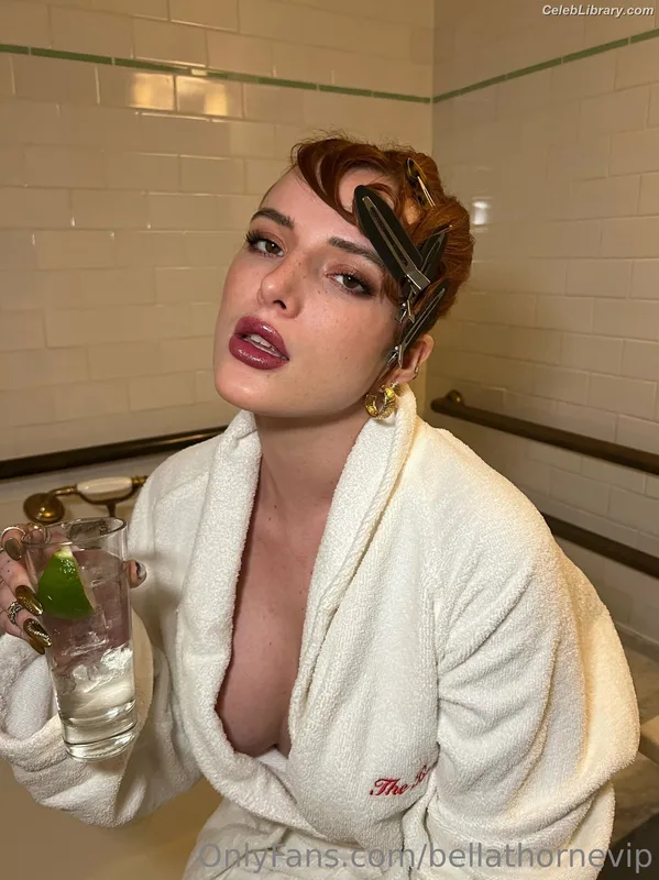 Bella Thorne photo 15 of 3680