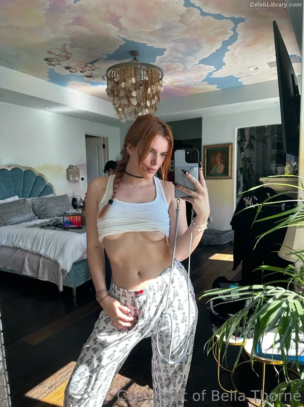 Bella Thorne photo 1 of 3680