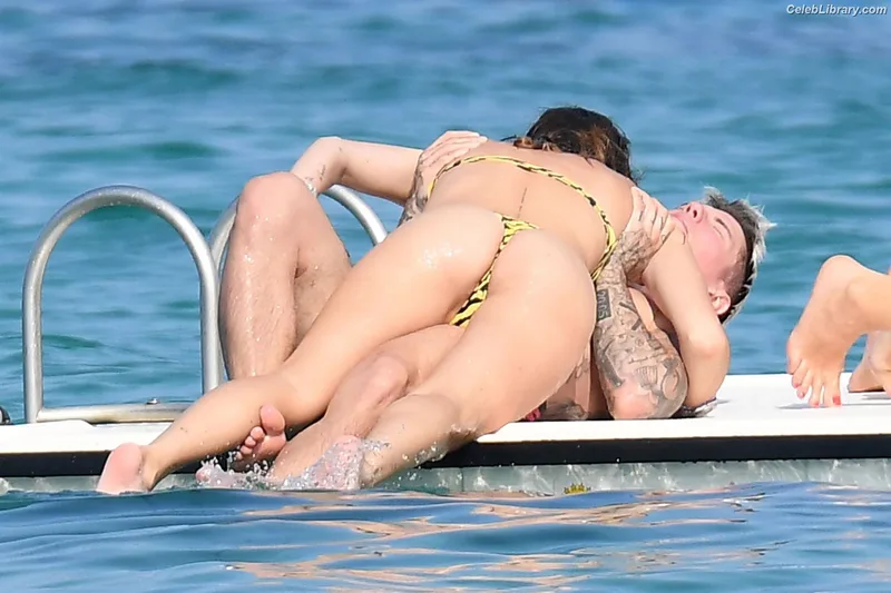 Bella Thorne photo 5 of 3680