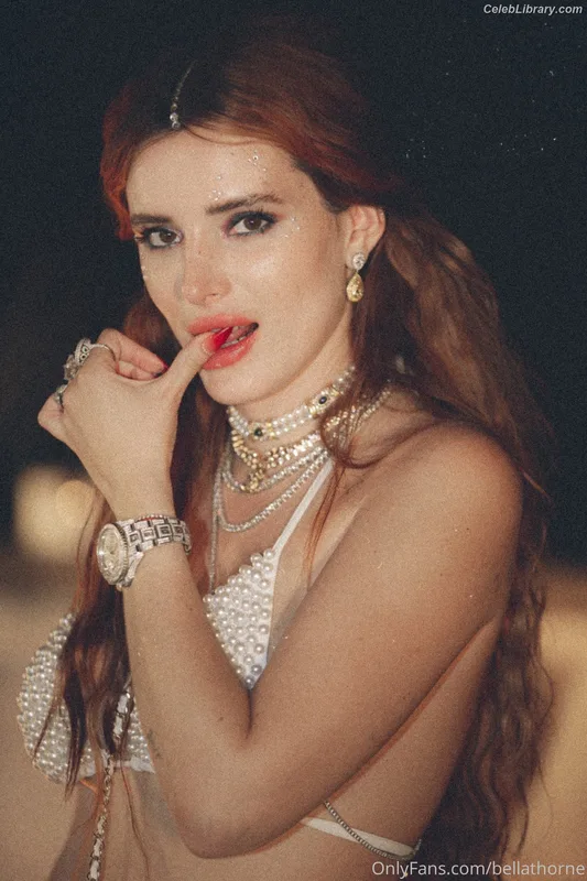 Bella Thorne photo 6 of 3680