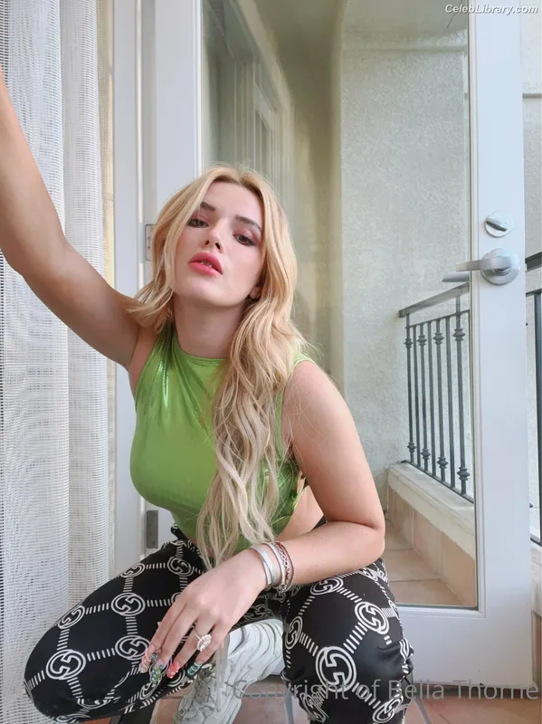 Bella Thorne photo 12 of 3680